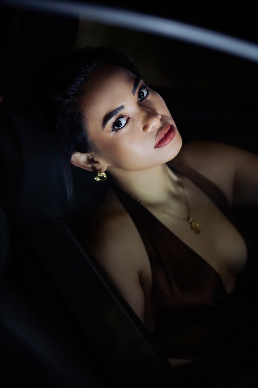 Dramatyczny portret premium kobiety — intensywne spojrzenie, głębokie światło