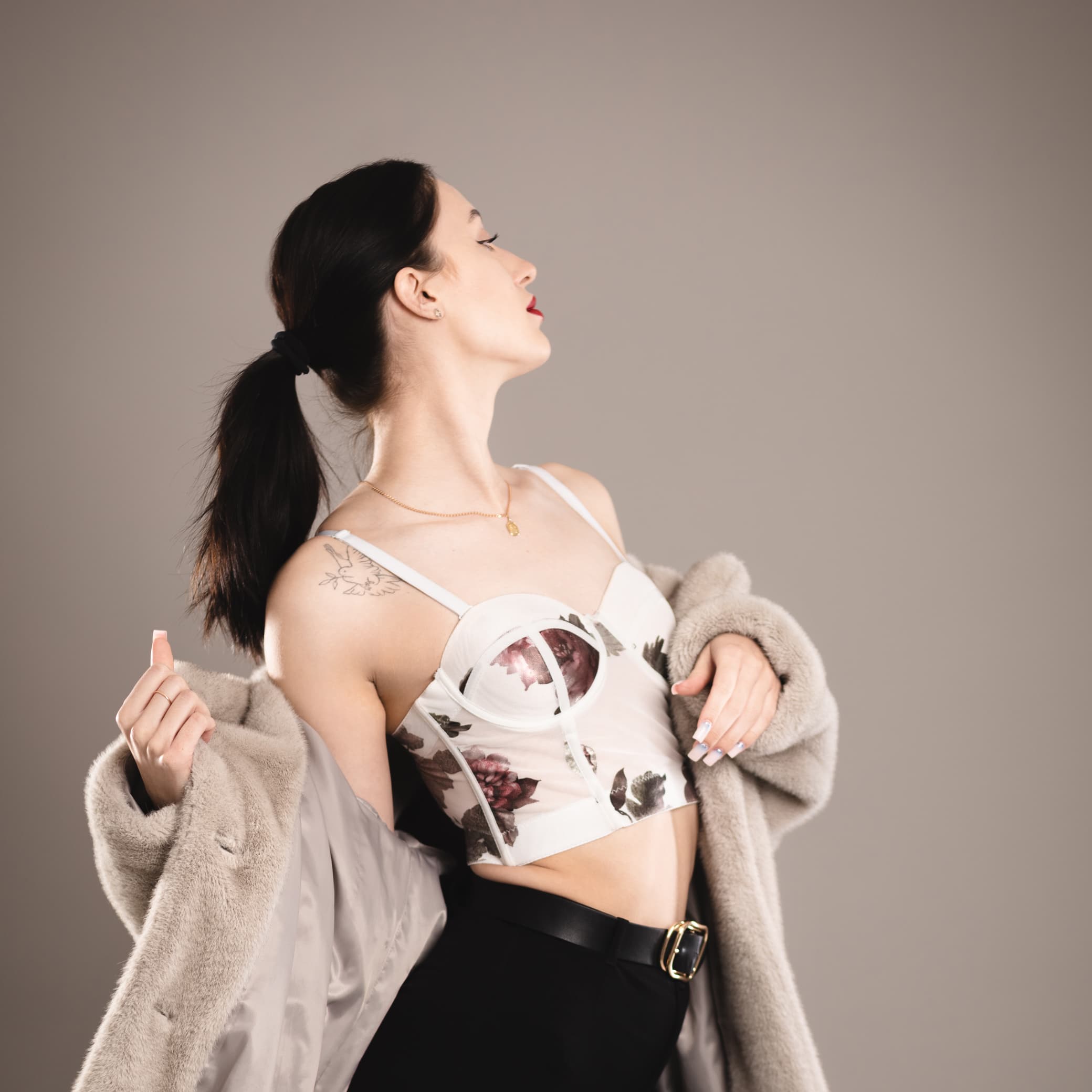 Portret studyjny kobiety w eleganckim gorsetowym topie — pewność siebie, styl, charakter